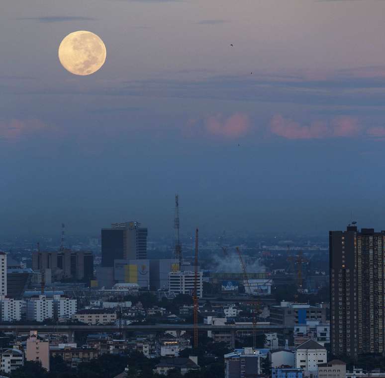 Superlua flagrada em Bangcoc, na Tailândia