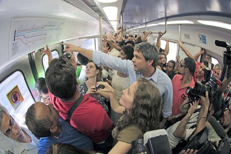 <p>Lindberg anda de trem no Rio de Janeiro, da estação do Méier até São Cristóvão, na zona norte da capital</p>