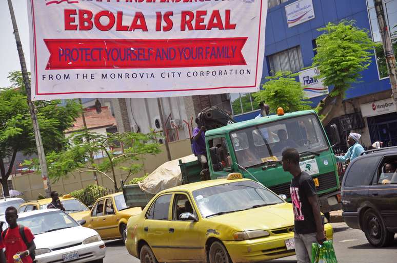 <p>Uma faixa com os dizeres 'Ebola é real, proteja você e a sua família ", adverte os cidadãos em Monrovia, Libéria, em 2 de agosto </p>