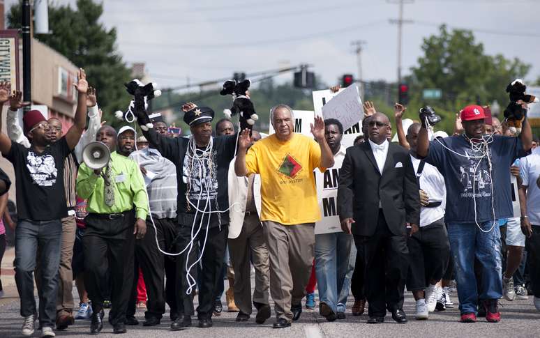 <p>Manifestantes marcham em protesto contra a morte de Micahel Brown&nbsp;no centro de Ferguson, Missouri, em 11 de agosto</p>