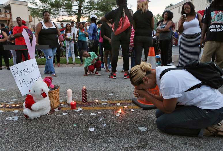 <p>Meghan O&#39;Donnell, de St. Louis, ora, em 10 de agosto, no local onde Michael Brown foi baleado por um policial</p>