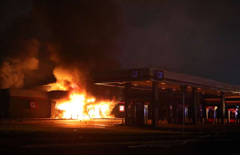 <p>Uma loja de conveniência  pegou fogo no domingo, 10 de agosto, em Ferguson, Missouri, durante manifestações populares contra a morte de Michael Brown, um jovem de 18 anos, que estava desarmado e teria sido baleado por um policial</p>