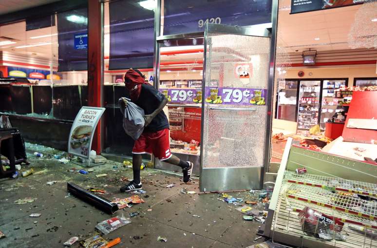 <p>Várias janelas de carros foram quebradas e lojas foram saqueadas durante as manifestações em St. Louis, EUA, neste domingo, 10 de agosto</p>