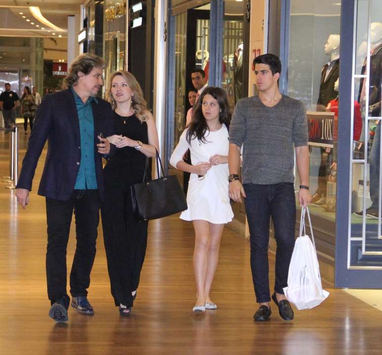 Edson Celulari curtiu o domingo (10) no shopping com os filhos