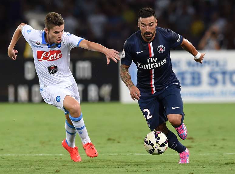 Lavezzi (dir) foi aplaudido em reencontro com torcida do Napoli
