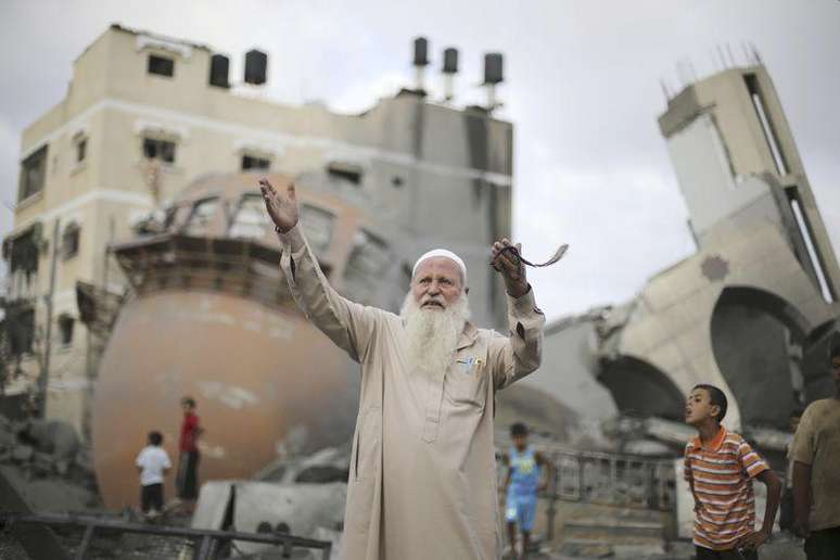 Palestino em frente aos destroços de mesquita, que testemunhas disseram ter sido destruída em ataque de Israel, na Faixa de Gaza. 11/08/2014