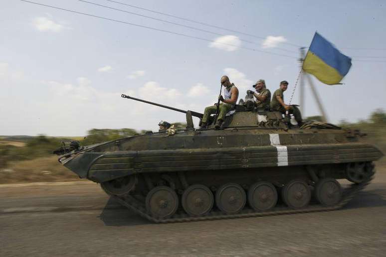 Soldados ucranianos em cima de um veículo blindado próximo a Donetsk. 11/08/2014.