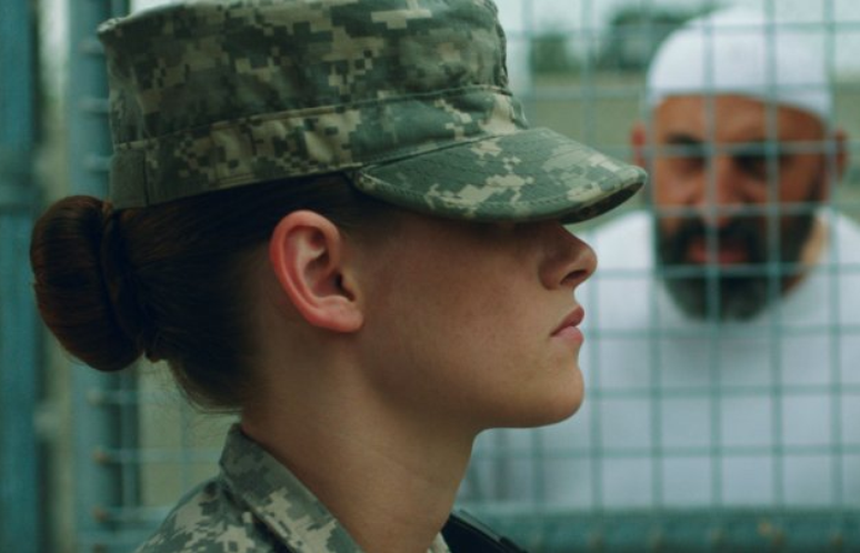Kristen Stewart vive soldado em 'Camp X-Ray'