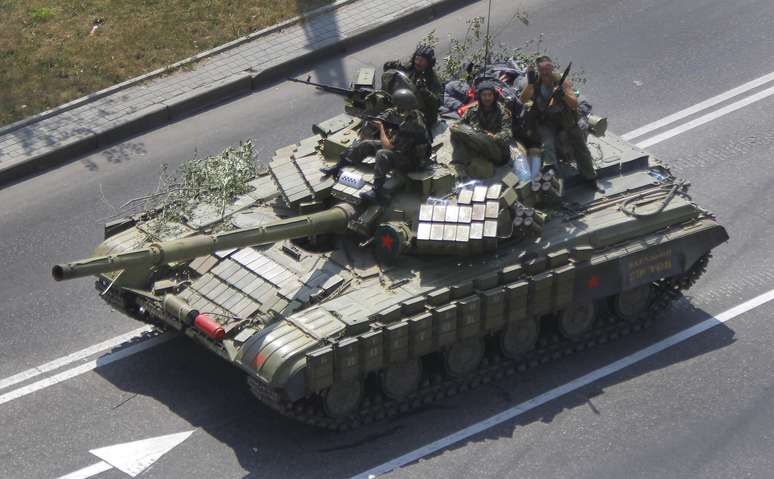 <p>Rebeldes pró-Rússia em em tanque, em uma estrada em Donetsk, na Ucrânia oriental, no último domingo, 10 de agosto</p>