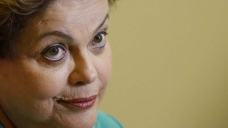 <p>Queda da presidente DIlma Rousseff em pesquisa eleitoral preocupa a cúpula do PT; Petista caiu de 38% para 34% das intenções de voto, segundo o Ibope</p>