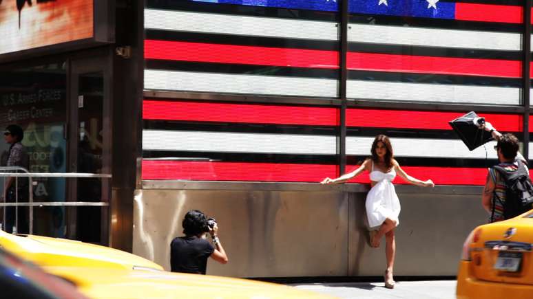 Thaila Ayala para Raphaella Booz