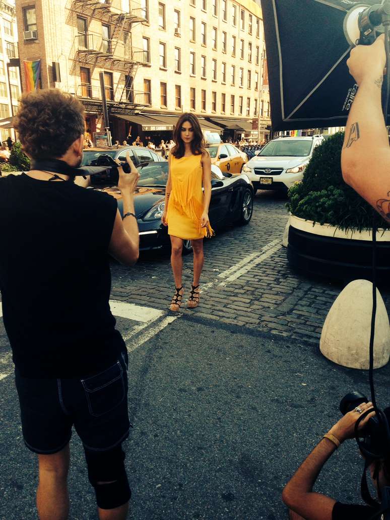 Thaila Ayala para Raphaella Booz