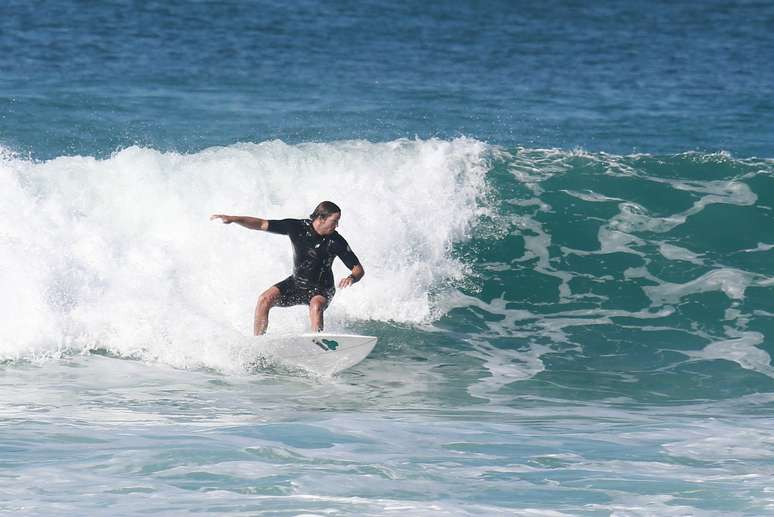 Vladimir Brichta surfa na praia da Barra da Tijuca 