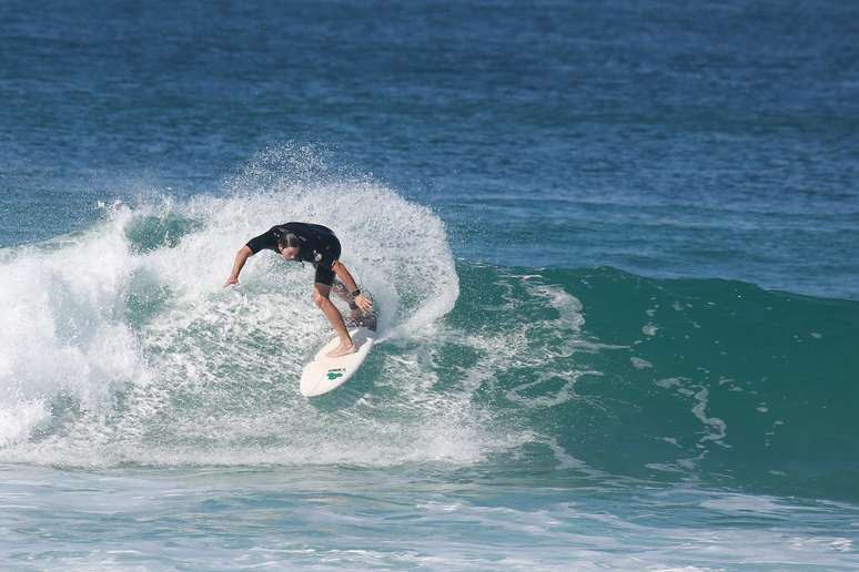 Vladimir Brichta surfa na praia da Barra da Tijuca 