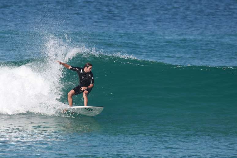 Vladimir Brichta surfa na praia da Barra da Tijuca 