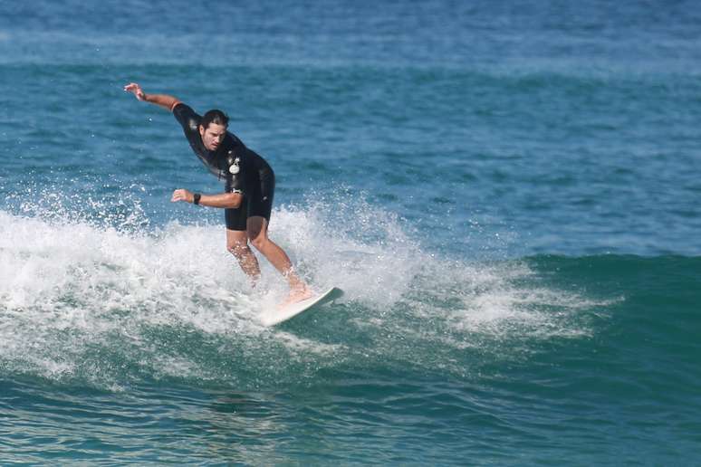 Vladimir Brichta surfa na praia da Barra da Tijuca 