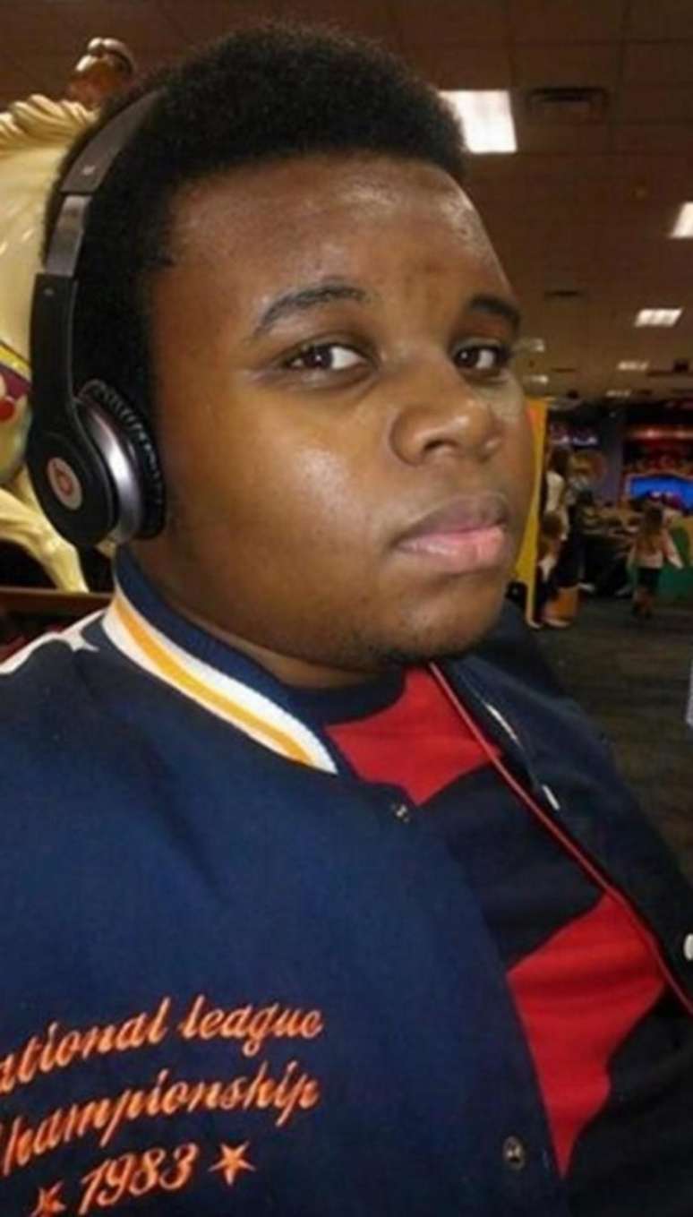 <p>O escritório do FBI em St. Louis investiga possíveis violações dos direitos humanos na morte de Michael Brown (foto), de 18 anos</p>