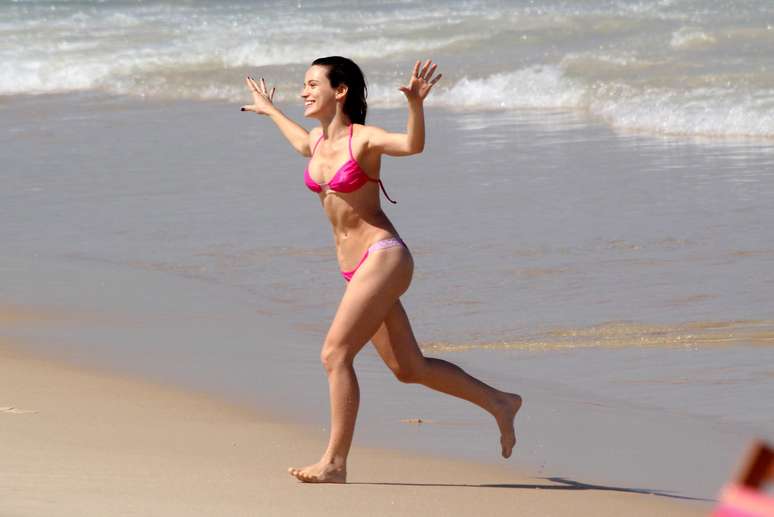 Bianca Bin e Marco Pigossi gravaram cenas da novela Boogie Oogie em praia do Rio de Janeiro