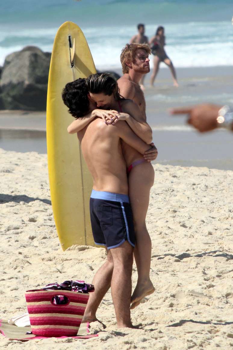 Bianca Bin e Marco Pigossi gravaram cenas da novela Boogie Oogie em praia do Rio de Janeiro