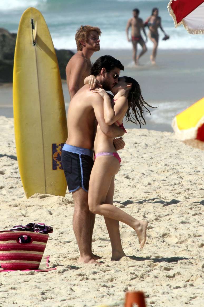 Bianca Bin e Marco Pigossi gravaram cenas da novela Boogie Oogie em praia do Rio de Janeiro