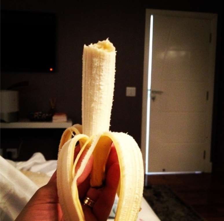 Luciele Di Camargo postou foto comendo banana e deu indícios de que está grávida novamente