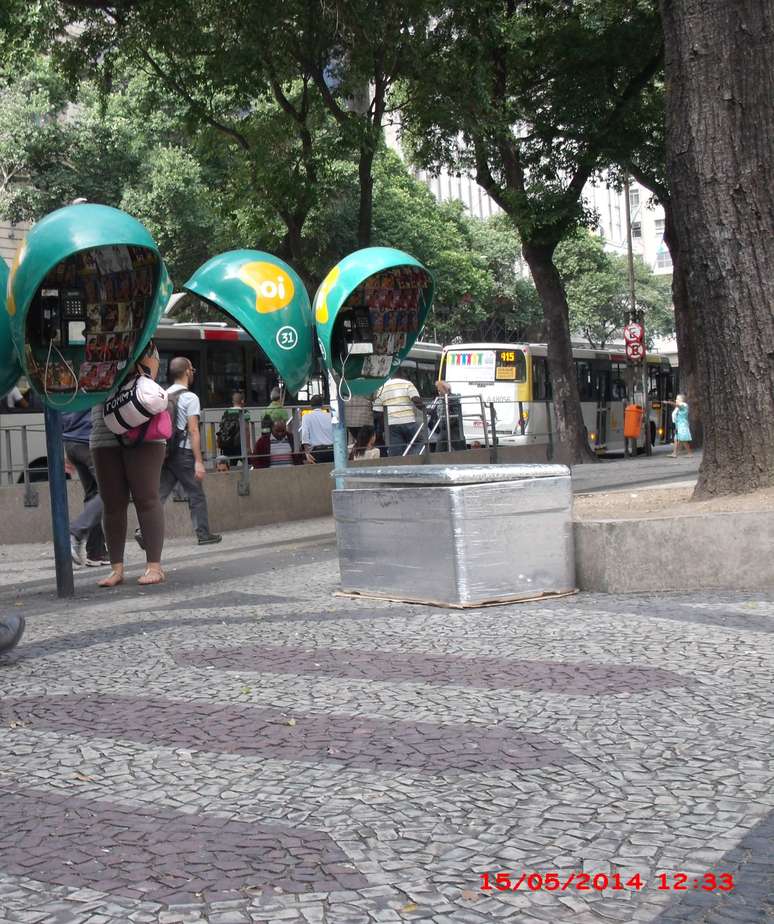 <p>Imagens pornográficas são afixadas em orelhões no centro do Rio de Janeiro</p>