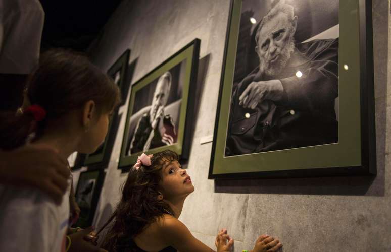 <p>Uma menina prestigia uma exposição de fotografias de Fidel Castro no Memorial José Martí, em Havana, Cuba</p>