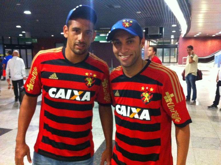 Ao lado de Ibson, Diego Souza desembarcou no Aeroporto dos Guararapes