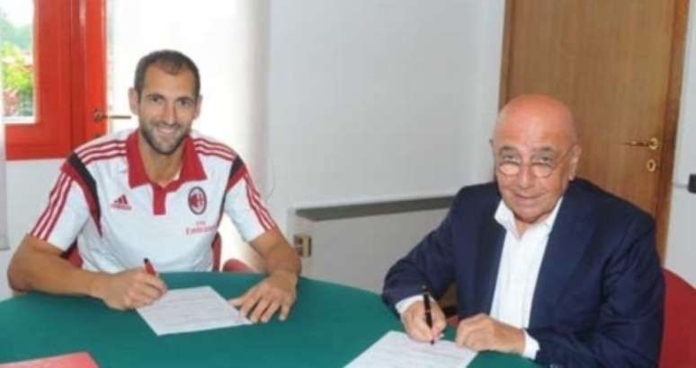 <p>Arqueiro deixou o Real Madrid e assinou contrato ao lado do diretor executivo do Milan, Adriano Galliani</p>