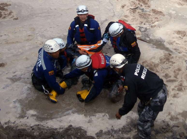 <p>Equipes de resgate removem&nbsp;o corpo de uma das v&iacute;timas do terremoto,&nbsp;em&nbsp;Catequilla, no norte de Quito, em 13 de agosto</p>