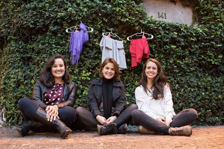 <p>Helena Legunes, Luana Flôres e Laura Camardelli, as fundadoras do Amor no Cabide, um movimento voluntário e colaborativo que visa à doação de roupas junto a um cabide em Porto Alegre e outras cidades</p>