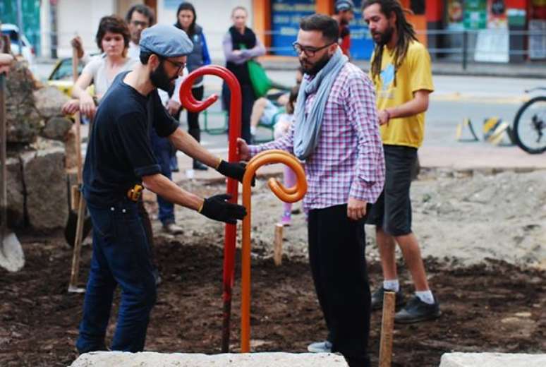 <p><em>"</em>O amor à cidade é expresso dessa maneira, pois as pessoas viram atores desse movimento social. Elas precisam frequentar a cidade, tê-la como seu próprio quintal, pois sua casa é uma extensão do seu portão<i>"</i>, diz Rosenbaum</p>