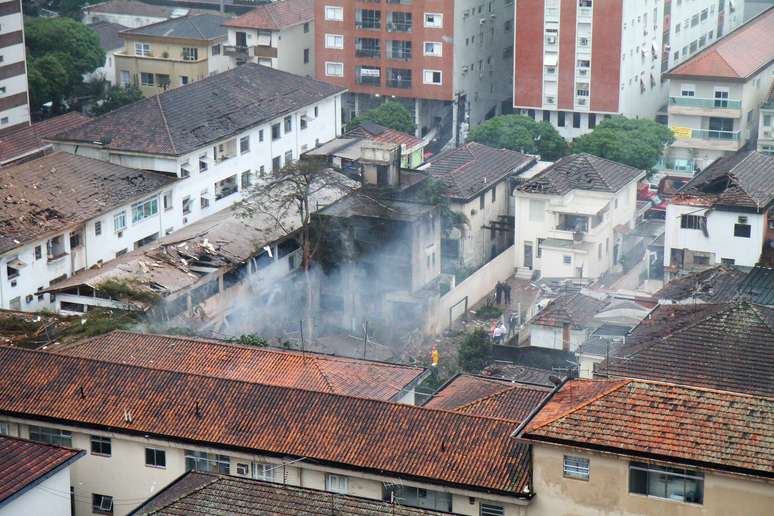 A aeronave caiu em uma área residencial, no Boqueirão