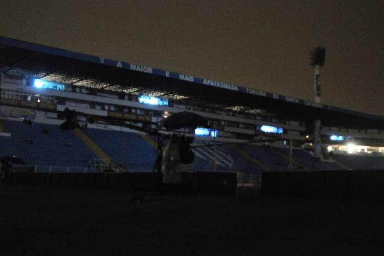 A partida teve seu início atrasado devido à falta de energia elétrica, causada pela queda de um raio, no Estádio da Ressacada