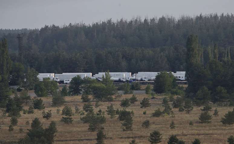 <p>Caminh&otilde;es de um comboio russo que transportam ajuda humanit&aacute;ria para a Ucr&acirc;nia&nbsp;estacionados na base a&eacute;rea militar nos arredores de Voronezh, em 13 de agosto</p>