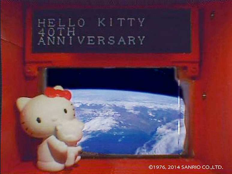 Uma boneca Hello Kitty de 4 centímetros está a bordo do satélite Hodoyoshi-3, olhando por uma janela para a Terra, anunciou a Sanrio nesta semana