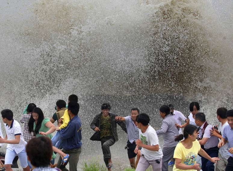 Encontro entre rio Qiantang e Mar Leste da China provocou onda gigante