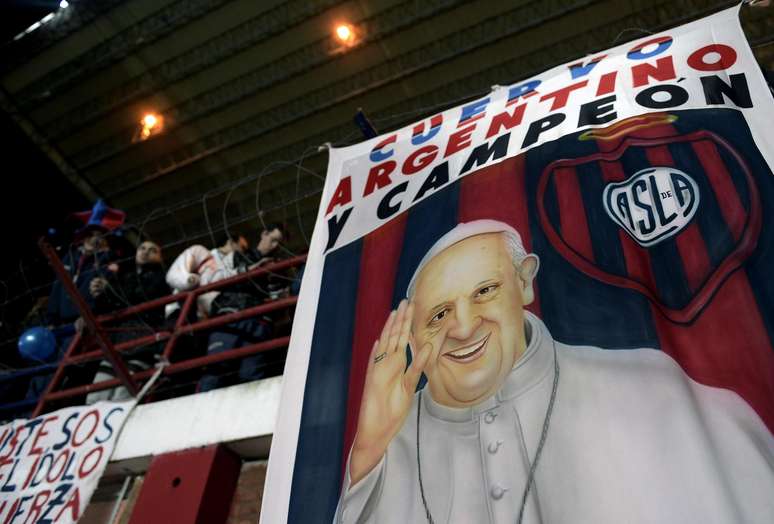 <p>Torcedores do San Lorenzo levaram faixa do Papa para a final da Libertadores</p>