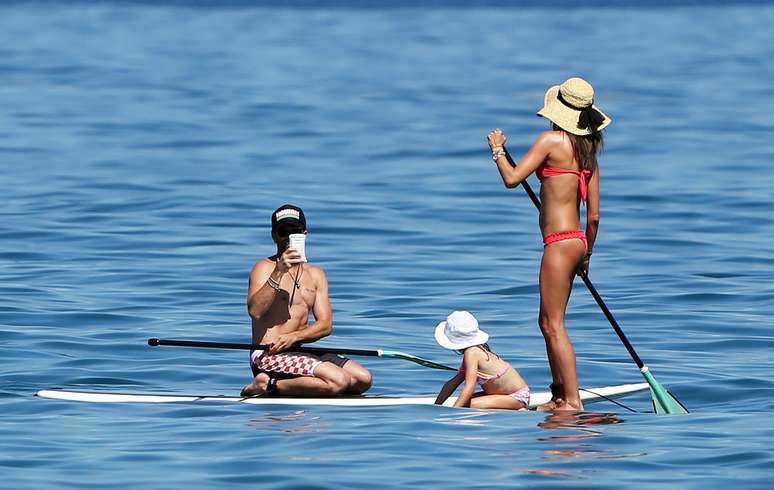Alessandra Ambrosio faz stand up paddle no Havaí 