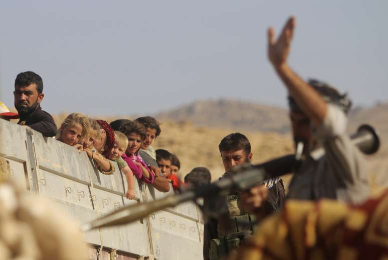 Refugiados saíram em massa do monte Sinjar, no Iraque, durante a última semana
