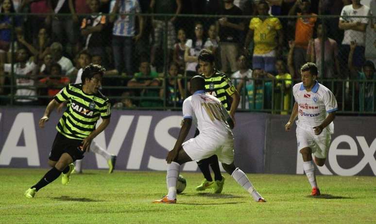 Jogadores comemoraram o avanço na competição, mas vão escutar um "puxão de orelha" do treinador