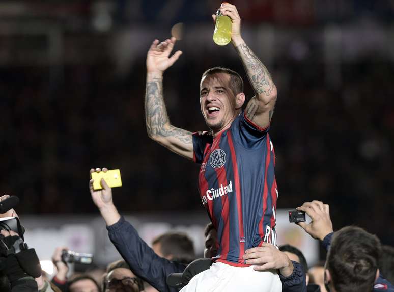 <p>San Lorenzo se tornou o oitavo argentino da história a erguer a taça da Libertadores</p>