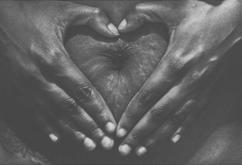 M&atilde;e mostra foto da barriga com estrias, que surgiram ap&oacute;s nascimento da filha h&aacute; dois anos