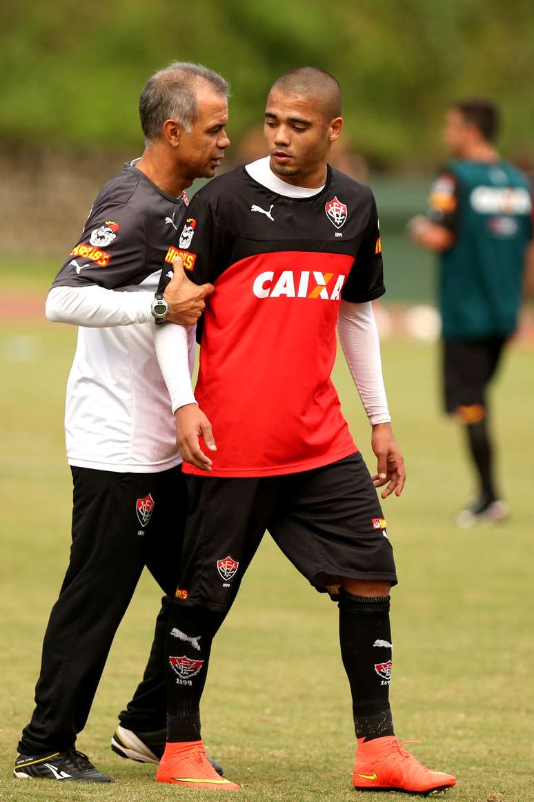 Adriano esteve envolvido em troca de socos em treino do Vitória