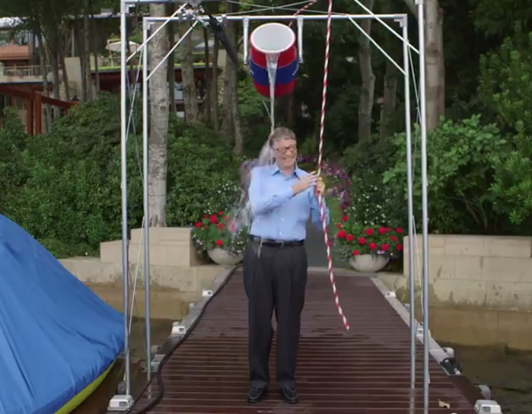 <p>Bill Gates, o homem mais rico do mundo, construiu uma engenhoca para participar do desafio do balde de água fria</p>