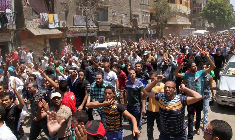 <p>Simpatizantes da Irmandade Mu&ccedil;ulmana gritam&nbsp;slogans nas ruas do Cairo durante manifesta&ccedil;&atilde;o realizada em&nbsp;14 de agosto</p>
