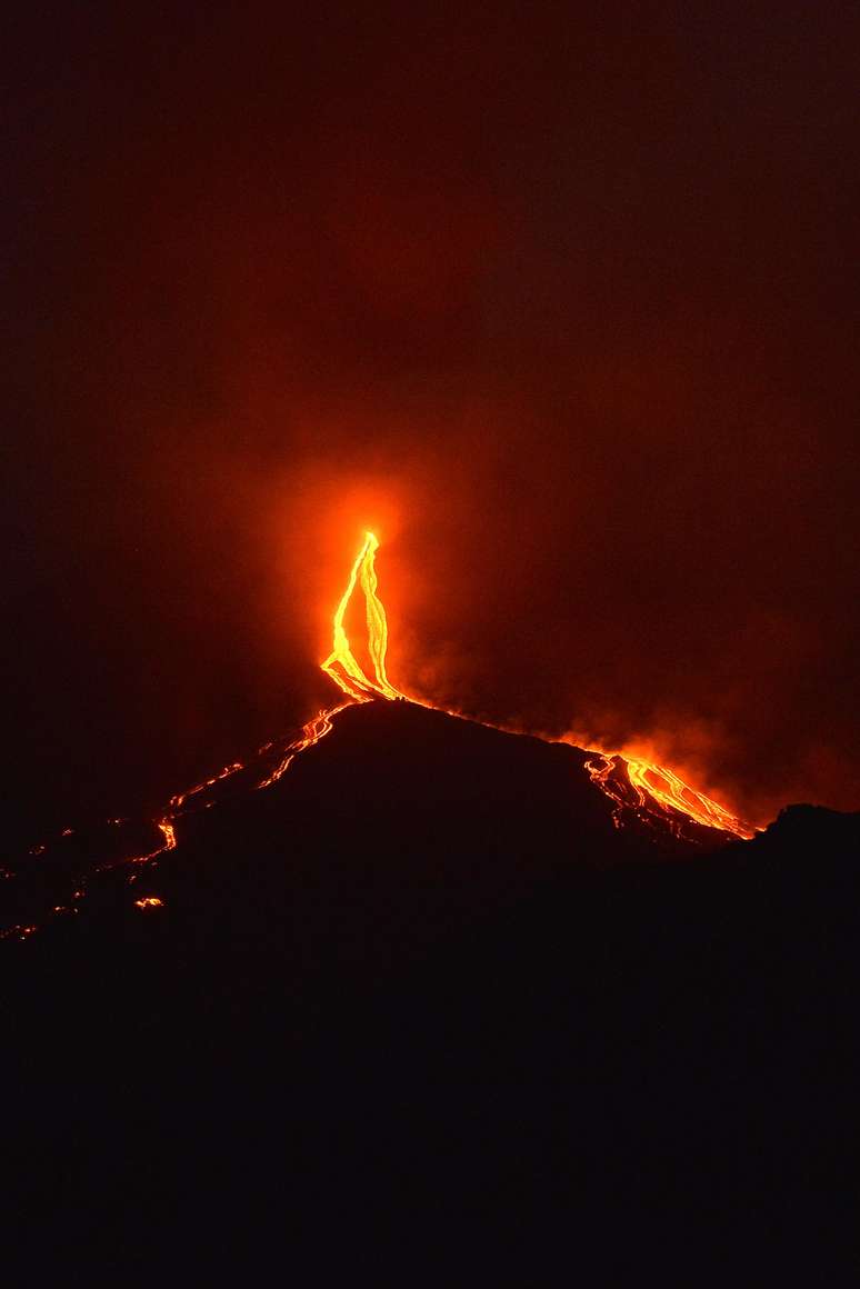 <p>O vulcão Etna voltou à ativa nesta última quarta-feira, causando a emissão de lavas e cinzas a mais de 100 metros de altura. Ele está situado na parte oriental da Sicília (Itália), entre as províncias de Messina e Catânia</p>