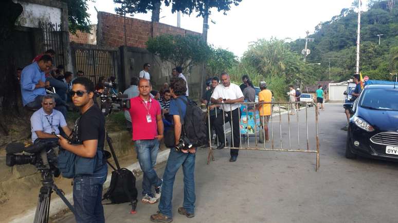 <p>Jornalistas se concentram em frente &agrave; casa de Eduardo Campos&nbsp;desde quarta-feira</p>