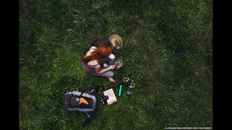 O fotógrafo parisiense Florian Beaudenon convidou amigas e conhecidas através de redes sociais para produzir uma série de fotos com pessoas curtindo os seus passatempos prediletos - sempre vistos do alto