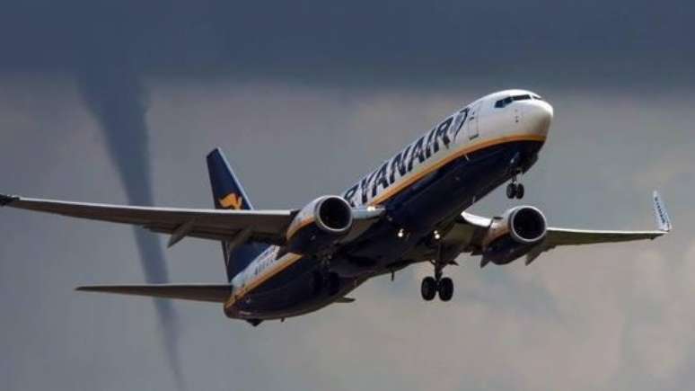 Fotógrafo captura o momento em que avião decola ao lado de minitornado no Reino Unido